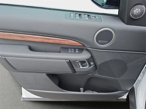 New 2025 Land Rover Discovery Dynamic SE image 29