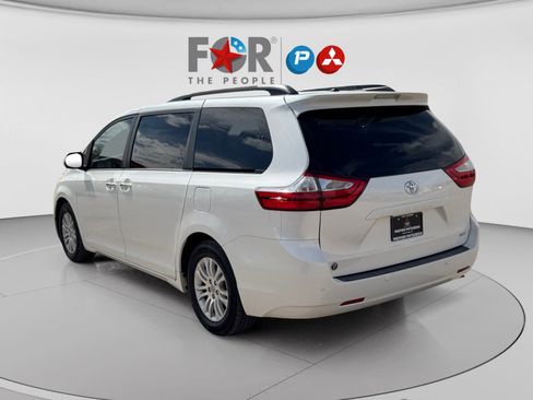 Used 2017 Toyota Sienna XLE Premium image 3