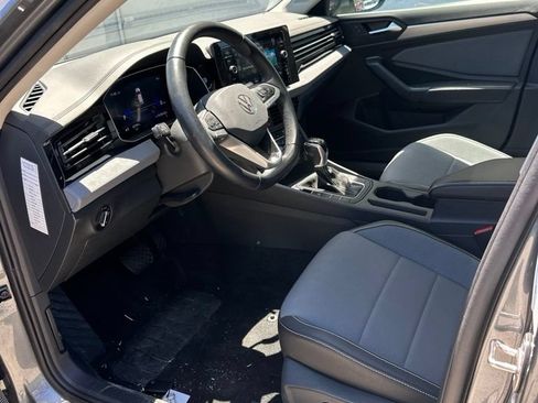 Used 2025 Volkswagen Jetta SE FWD image 4