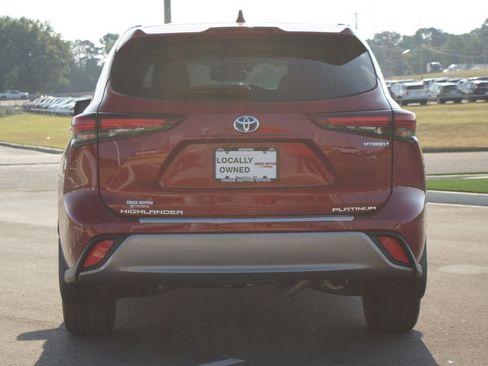 Used 2024 Toyota Highlander Platinum image 3