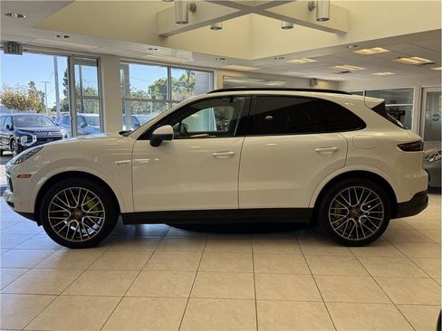 Used 2022 Porsche Cayenne E-Hybrid w/ Premium Plus Package image 8