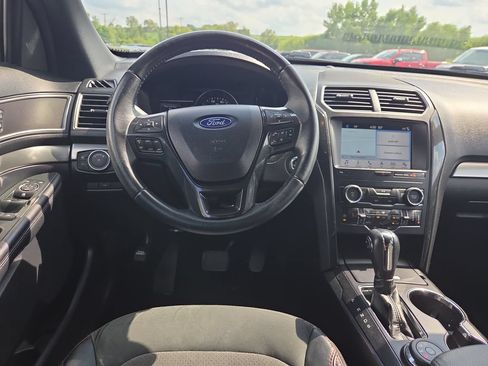 Used 2019 Ford Explorer XLT w/ XLT Sport Appearance Package AWD/4WD image 12