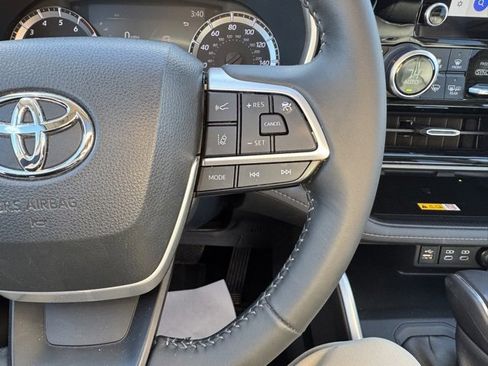 Used 2023 Toyota Highlander XLE image 24