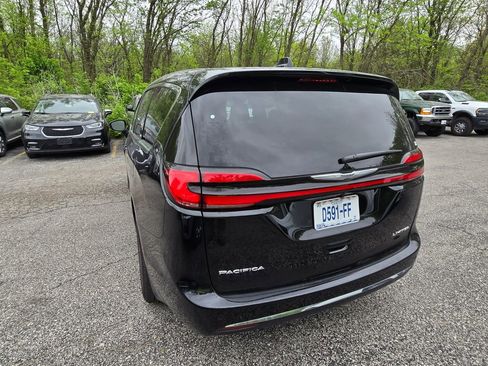 Used 2026 Chrysler Pacifica Limited FWD image 5