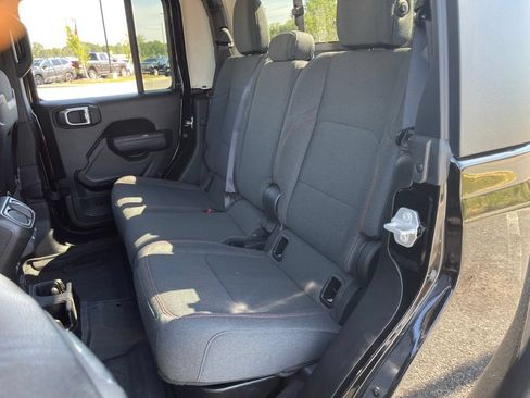 Certified 2025 Jeep Gladiator Rubicon w/ Convenience Group AWD/4WD image 39