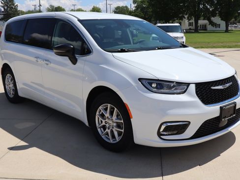 Used 2024 Chrysler Pacifica Touring-L FWD image 3