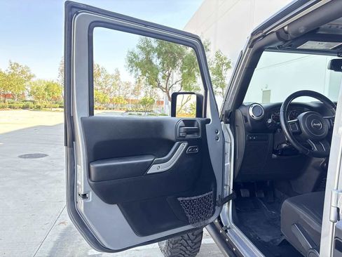 Used 2016 Jeep Wrangler Unlimited Rubicon AWD/4WD image 18