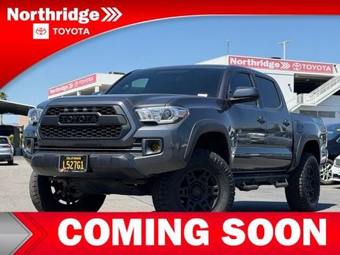 Used 2017 Toyota Tacoma TRD Off-Road w/ Premium & Technology Package AWD/4WD image 3