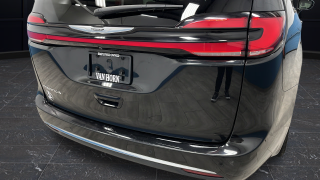 Used 2024 Chrysler Pacifica Touring-L FWD image 37
