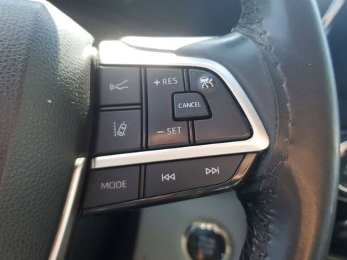 Used 2023 Toyota Highlander LE AWD/4WD image 24