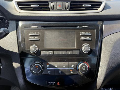 Used 2016 Nissan Rogue SV FWD image 24