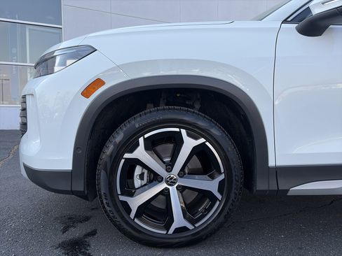 Certified 2025 Volkswagen Tiguan SE w/ Panoramic Sunroof Package image 10