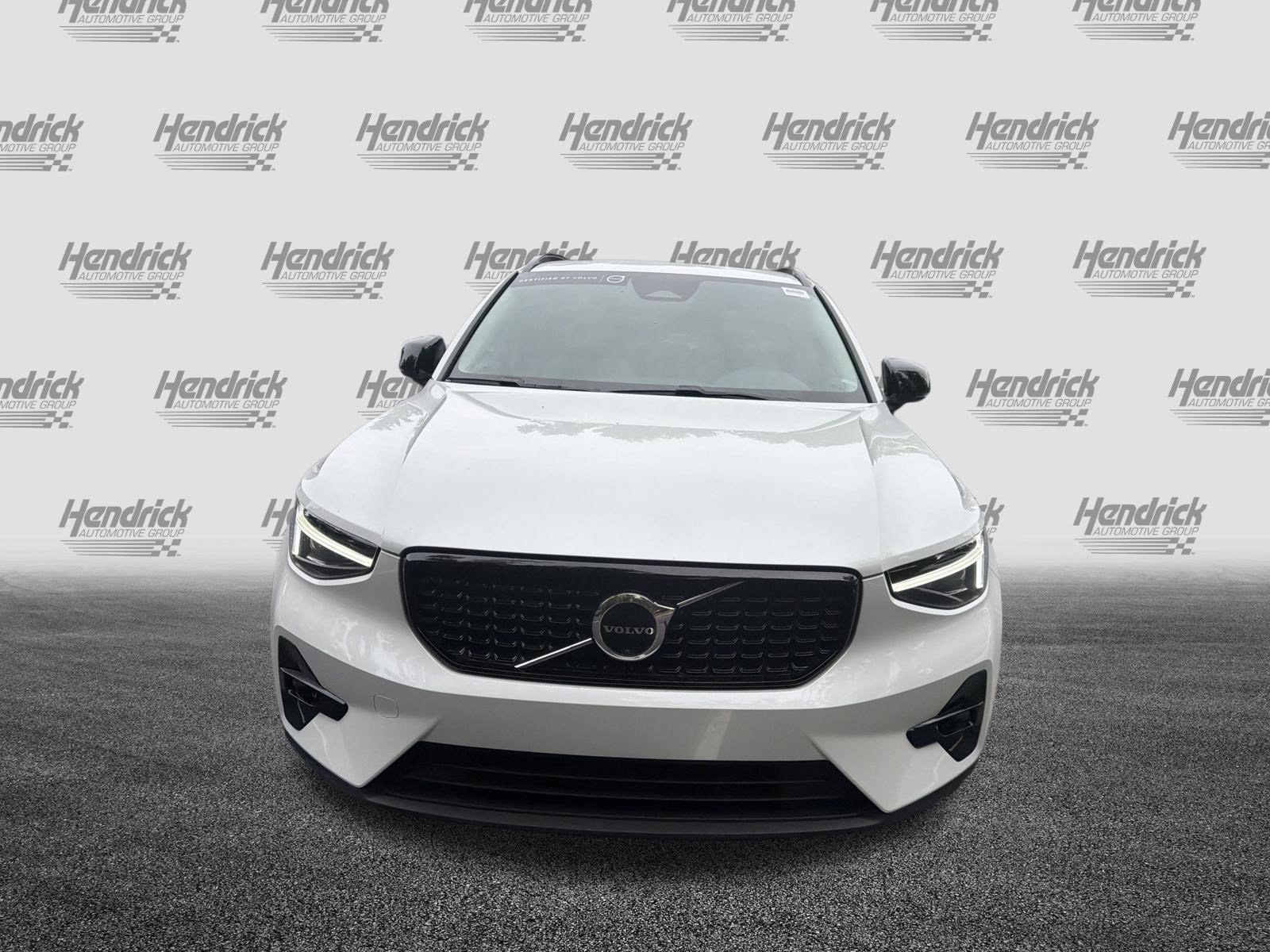 Certified 2024 Volvo XC40 B5 Plus AWD/4WD image 3