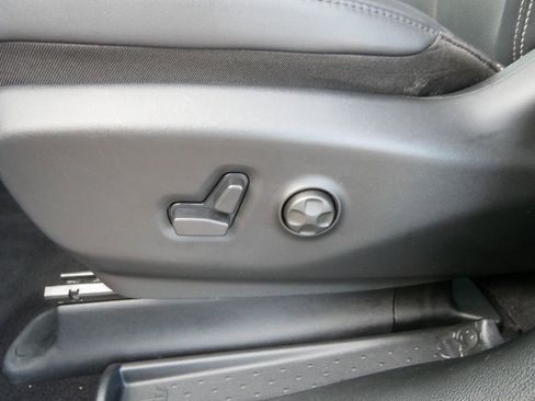 Used 2025 Chrysler Pacifica Select image 15