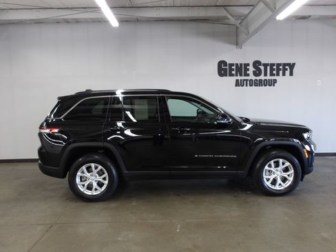 Used 2024 Jeep Grand Cherokee Limited AWD/4WD image 3