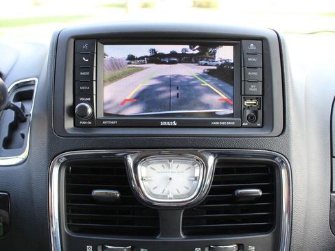Used 2016 Chrysler Town & Country Touring FWD image 24