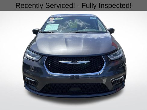 Used 2023 Chrysler Pacifica Touring-L image 3