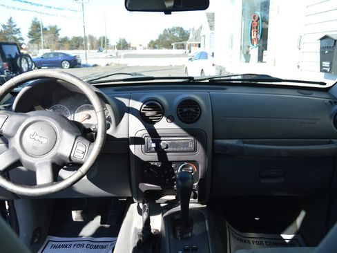 Used 2006 Jeep Liberty Sport image 30