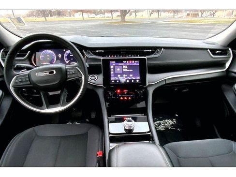 Used 2023 Jeep Grand Cherokee Laredo w/ Luxury Tech Group I image 16