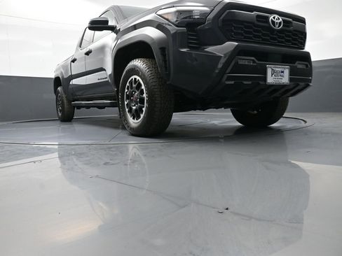 Certified 2024 Toyota Tacoma TRD Off-Road AWD/4WD image 27
