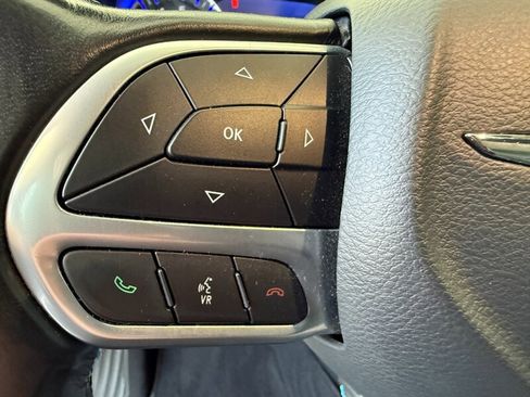 Used 2021 Chrysler Pacifica Touring-L image 21