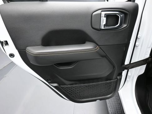 Used 2025 Jeep Wrangler Unlimited Sahara image 11