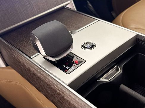 Certified 2025 Land Rover Range Rover SE AWD/4WD image 17