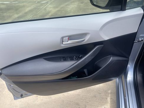 Used 2021 Toyota Corolla LE FWD image 3