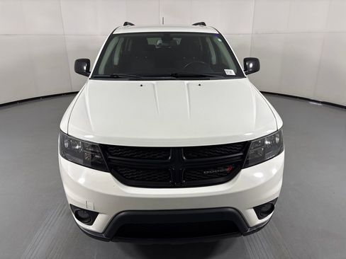 Used 2019 Dodge Journey SE w/ Connectivity Group FWD image 3