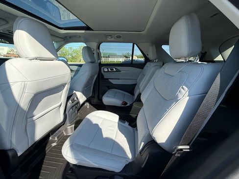Used 2025 Ford Explorer Platinum w/ Ultimate Package image 19