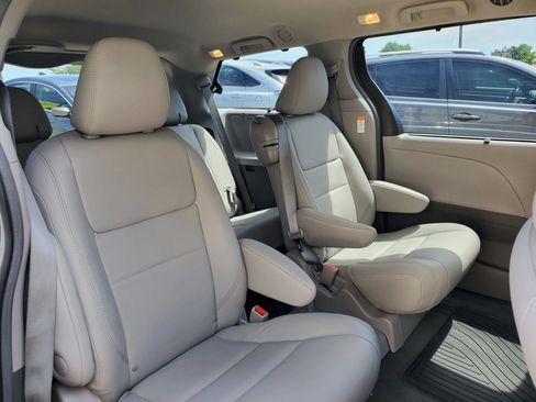Used 2017 Toyota Sienna XLE w/ XLE Navigation Package FWD image 21