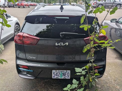 Used 2022 Kia Niro EX Premium w/ Cold Weather Package FWD image 4