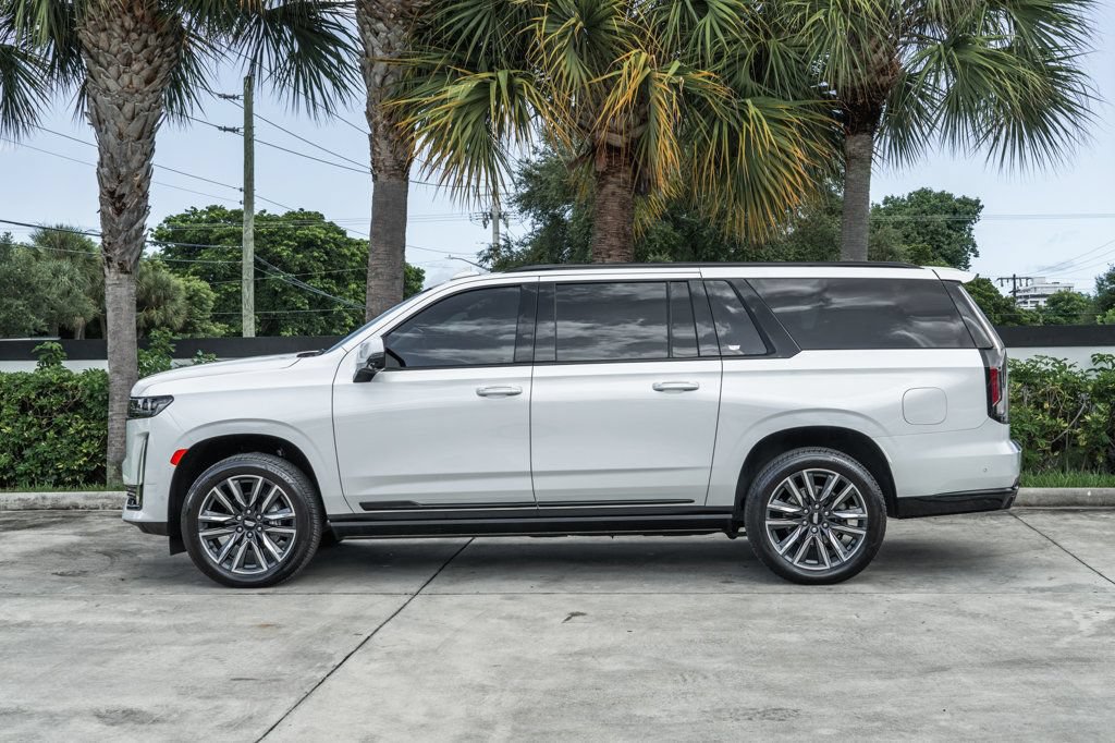 Used 2023 Cadillac Escalade ESV Sport Platinum w/ Heavy-Duty Trailer Package AWD/4WD image 3