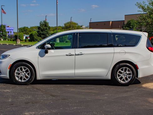 Used 2023 Chrysler Pacifica Touring-L FWD image 5