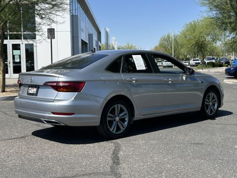 Used 2019 Volkswagen Jetta R-Line w/ R-Line Cold Weather Package FWD image 4