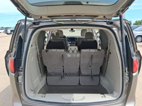 Used 2017 Chrysler Pacifica Touring-L FWD image 18
