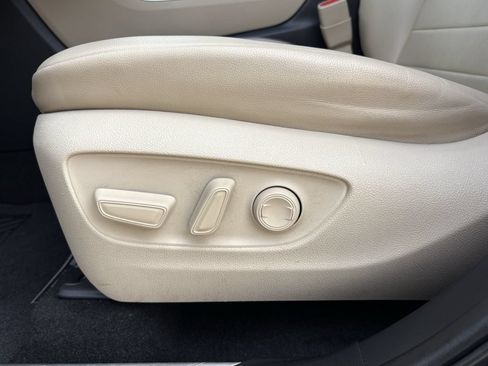 Used 2023 Toyota Highlander XLE FWD image 13
