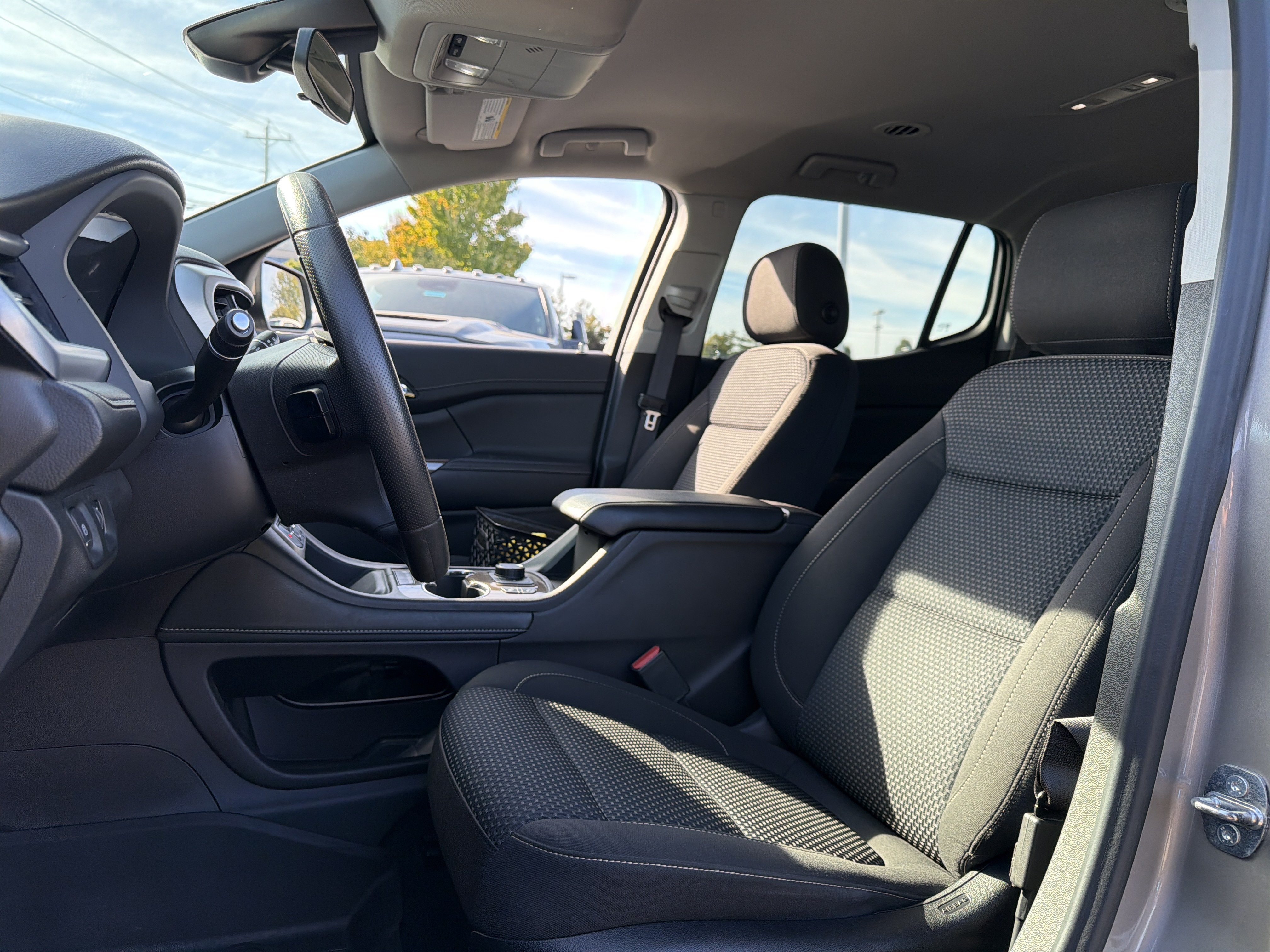 Used 2022 GMC Acadia SLE w/ Driver Convenience Package FWD image 13