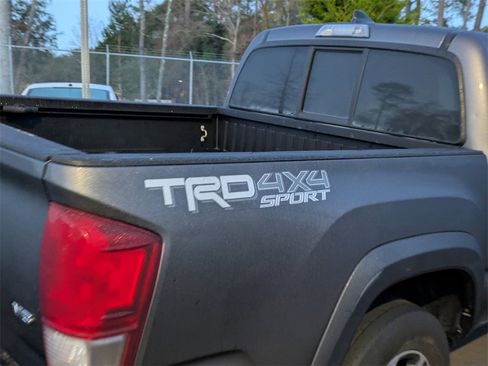 Used 2016 Toyota Tacoma TRD Sport image 8