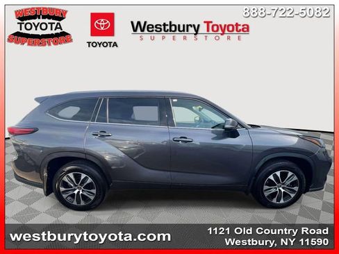 Used 2022 Toyota Highlander XLE AWD/4WD image 6