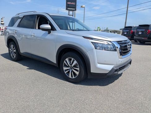 Used 2025 Nissan Pathfinder SL FWD image 2