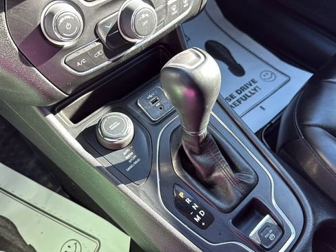 Used 2022 Jeep Cherokee Latitude w/ Trailer Tow Group image 32