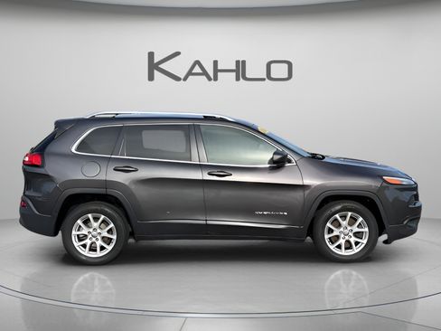Used 2016 Jeep Cherokee Latitude w/ Cold Weather Group FWD image 5