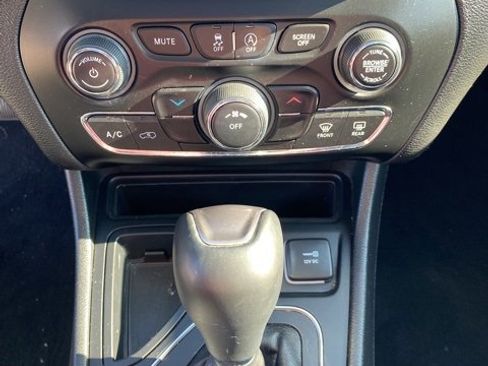 Used 2020 Jeep Cherokee Latitude Plus image 17