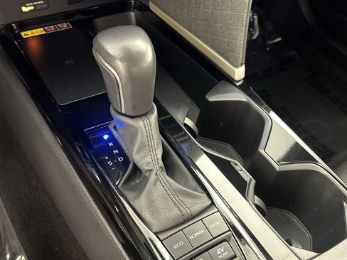 Used 2025 Toyota Camry XLE FWD image 16