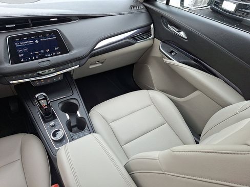 Used 2023 Cadillac XT4 Luxury w/ Cold Weather Package image 22