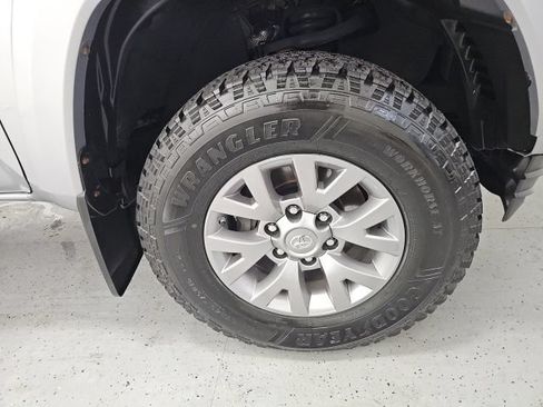 Used 2019 Toyota Tacoma SR5 AWD/4WD image 8