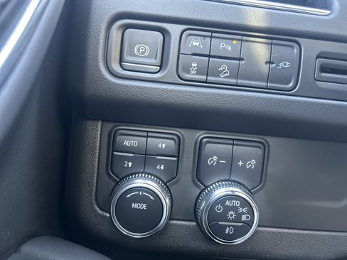 Used 2022 GMC Yukon AT4 AWD/4WD image 32
