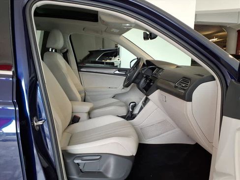 Used 2023 Volkswagen Tiguan SE w/ Panoramic Sunroof Package image 21