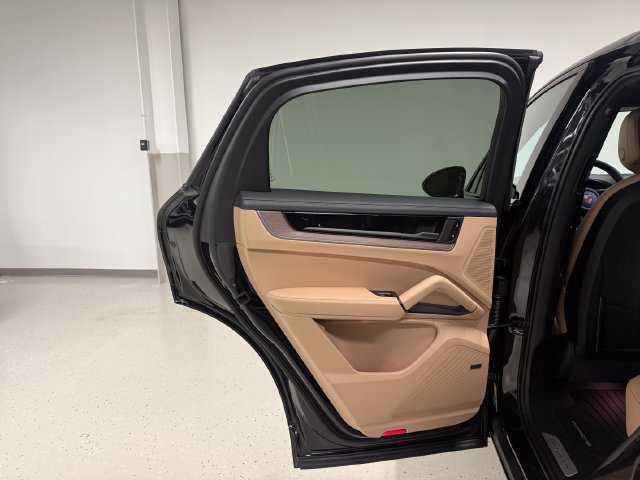 Certified 2026 Porsche Cayenne E-Hybrid Coupe AWD/4WD image 33